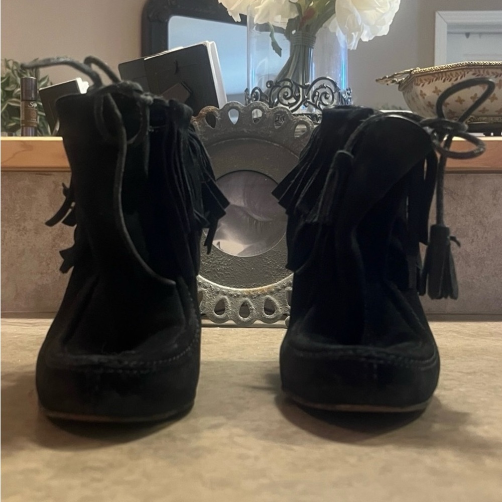 GUCCI Suede Fringe Trim Accent Lace-Up Boots Size 7